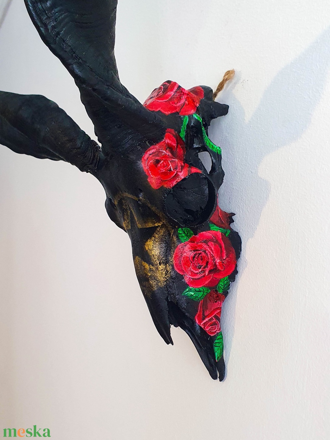 SavageSkullz magyar racka birka koponyára kézzel festett rózsával és arany pentagrammal - otthon & életmód - dekoráció - fali és függő dekoráció - falra akasztható dekor - Meska.hu