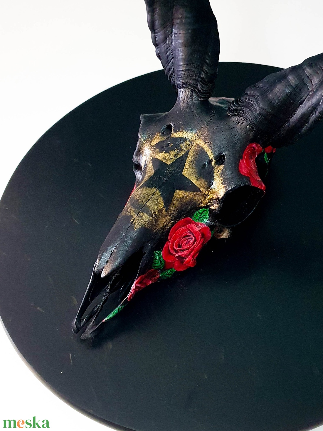 SavageSkullz magyar racka birka koponyára kézzel festett rózsával és arany pentagrammal - otthon & életmód - dekoráció - fali és függő dekoráció - falra akasztható dekor - Meska.hu