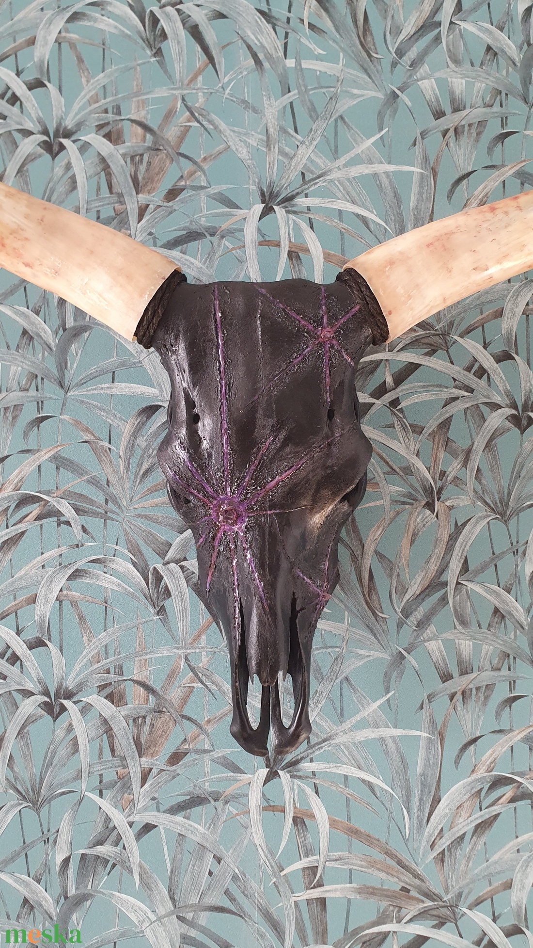 Szürkemarha koponya/trófea Kézzel Dekorált Fekete Kőhatás- 3 db ametiszt kristállyal és lila műgyantával díszítve - művészet - más művészeti ág - Meska.hu