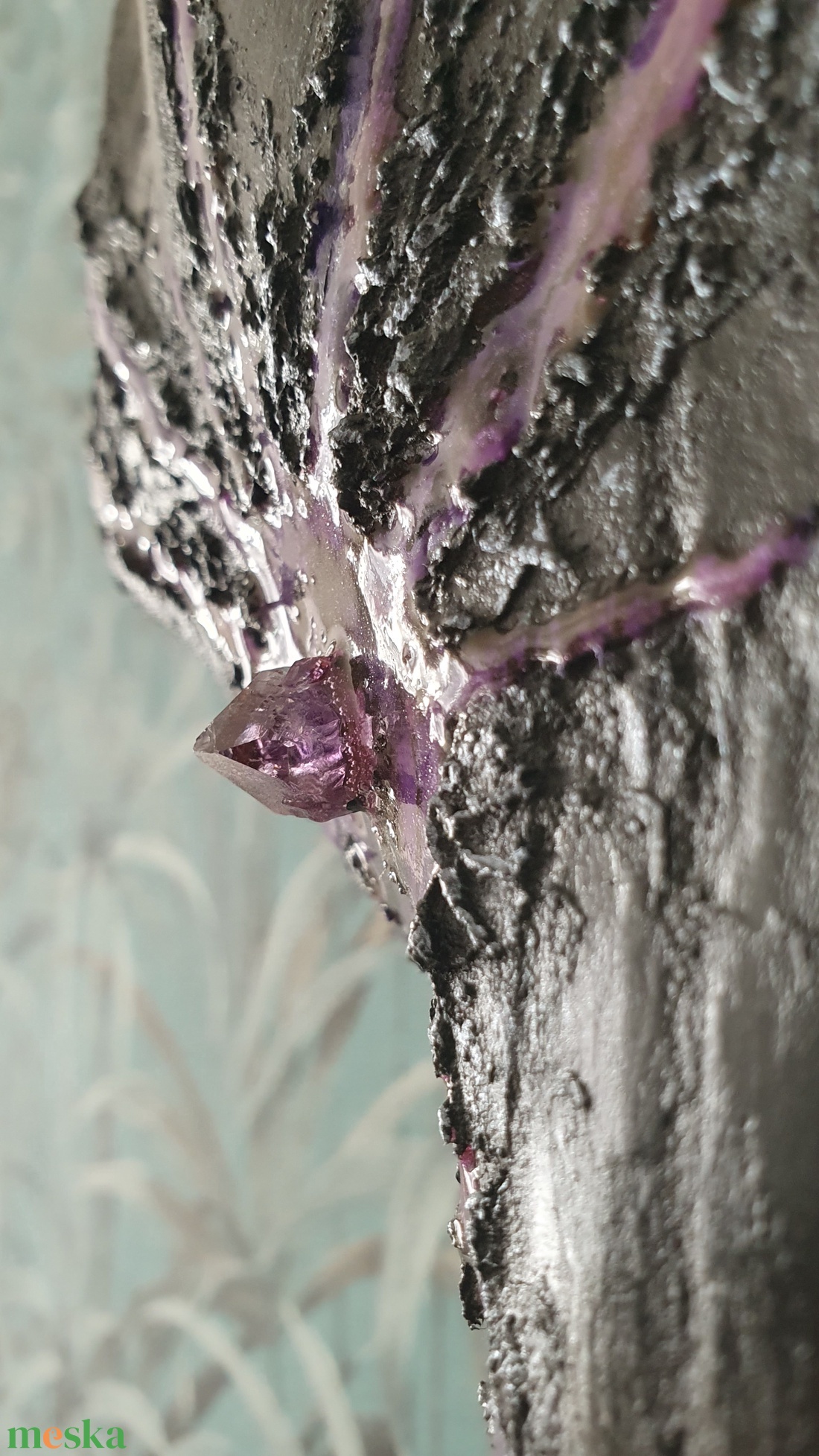 Szürkemarha koponya/trófea Kézzel Dekorált Fekete Kőhatás- 3 db ametiszt kristállyal és lila műgyantával díszítve - művészet - más művészeti ág - Meska.hu