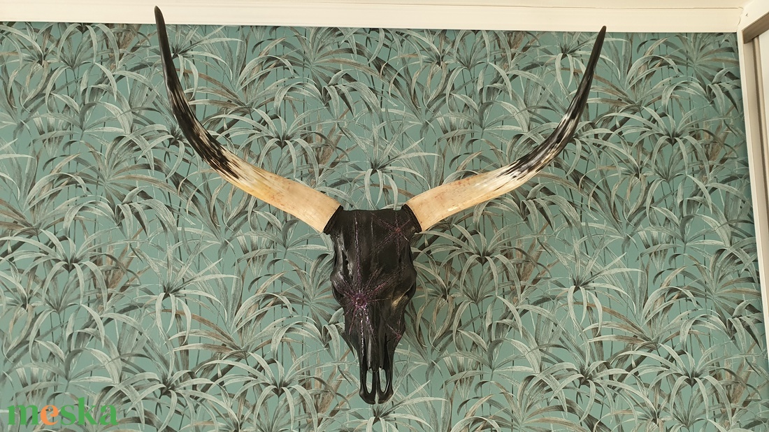 Szürkemarha koponya/trófea Kézzel Dekorált Fekete Kőhatás- 3 db ametiszt kristállyal és lila műgyantával díszítve - művészet - más művészeti ág - Meska.hu