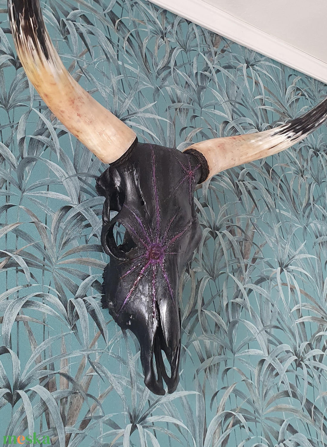 Szürkemarha koponya/trófea Kézzel Dekorált Fekete Kőhatás- 3 db ametiszt kristállyal és lila műgyantával díszítve - művészet - más művészeti ág - Meska.hu