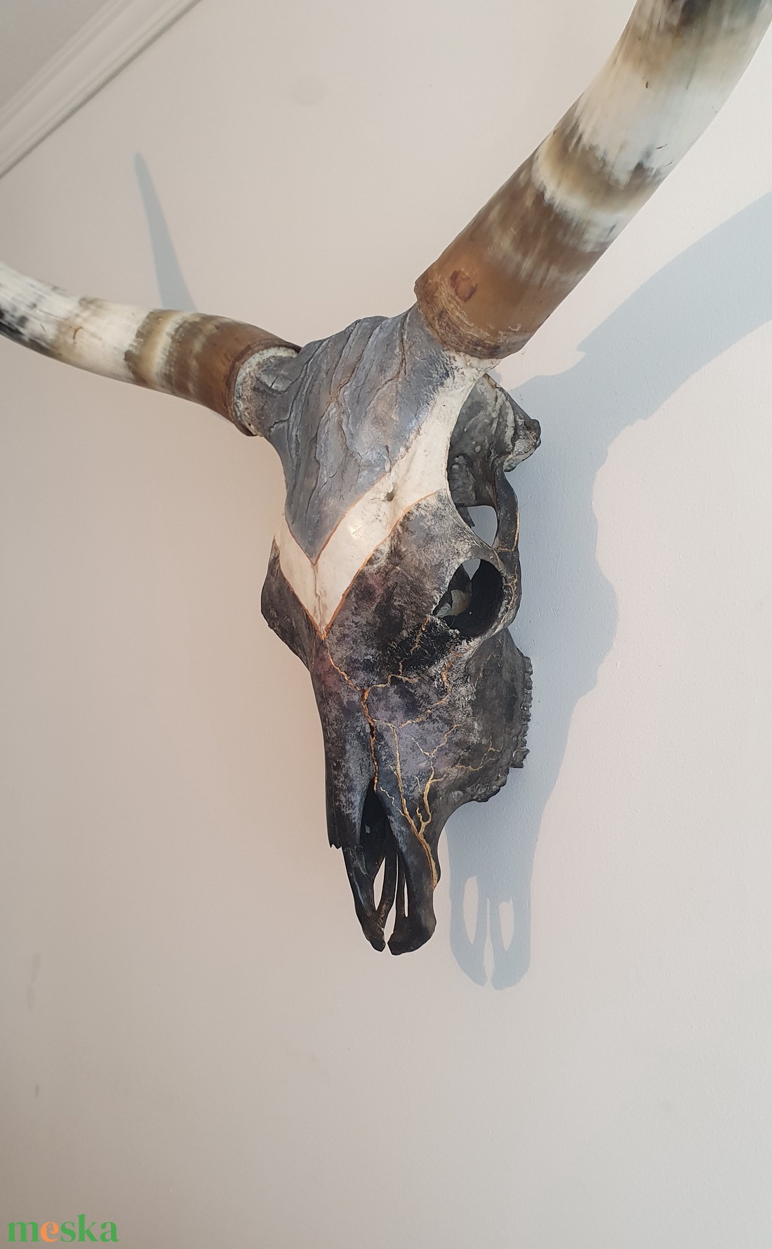Szürkemarha koponya/trófea kézzel festett kő és márvány hatású festéssel arany repedéssel - művészet - más művészeti ág - Meska.hu