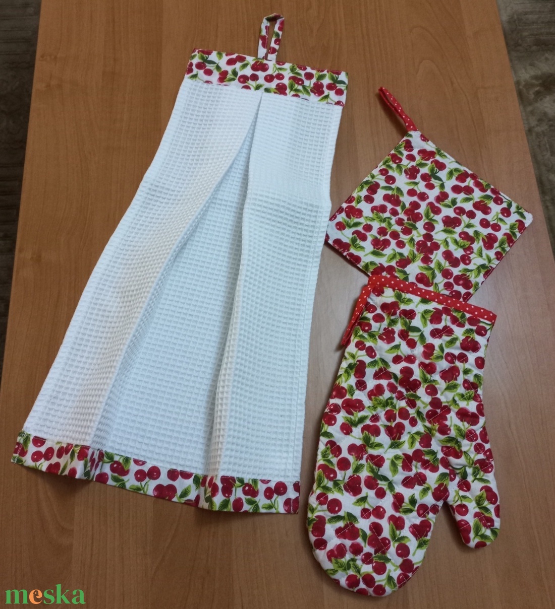 3 db-os cseresznye mintás konyhai szett - otthon & életmód - konyhafelszerelés, tálalás - konyhai textil - edényfogó & edényfedő - Meska.hu 3 db-os cseresznye mintás konyhai szett - otthon & életmód - konyhafelszerelés, tálalás - konyhai textil - edényfogó & edényfedő - Meska.hu