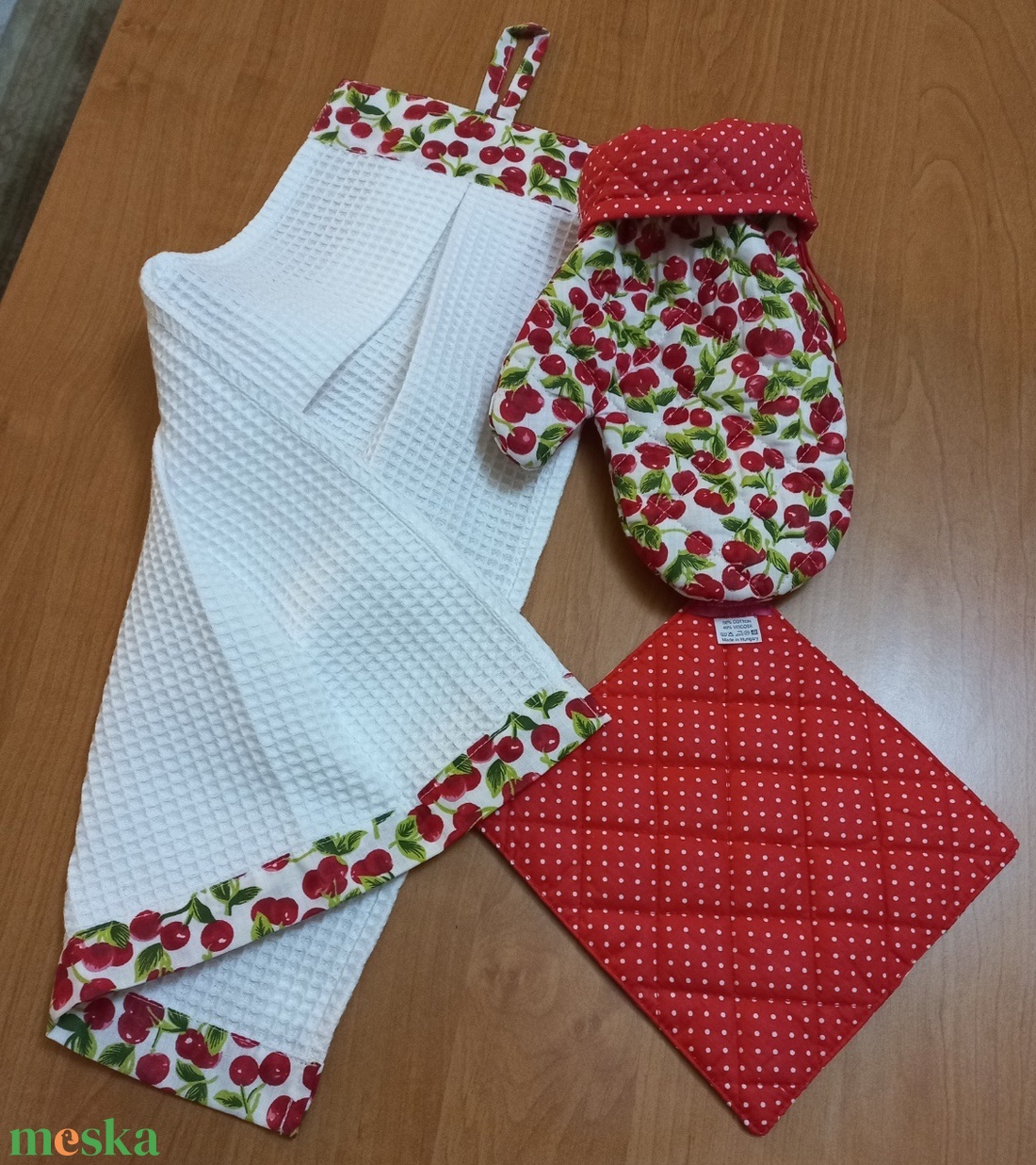 3 db-os cseresznye mintás konyhai szett - otthon & életmód - konyhafelszerelés, tálalás - konyhai textil - edényfogó & edényfedő - Meska.hu 3 db-os cseresznye mintás konyhai szett - otthon & életmód - konyhafelszerelés, tálalás - konyhai textil - edényfogó & edényfedő - Meska.hu