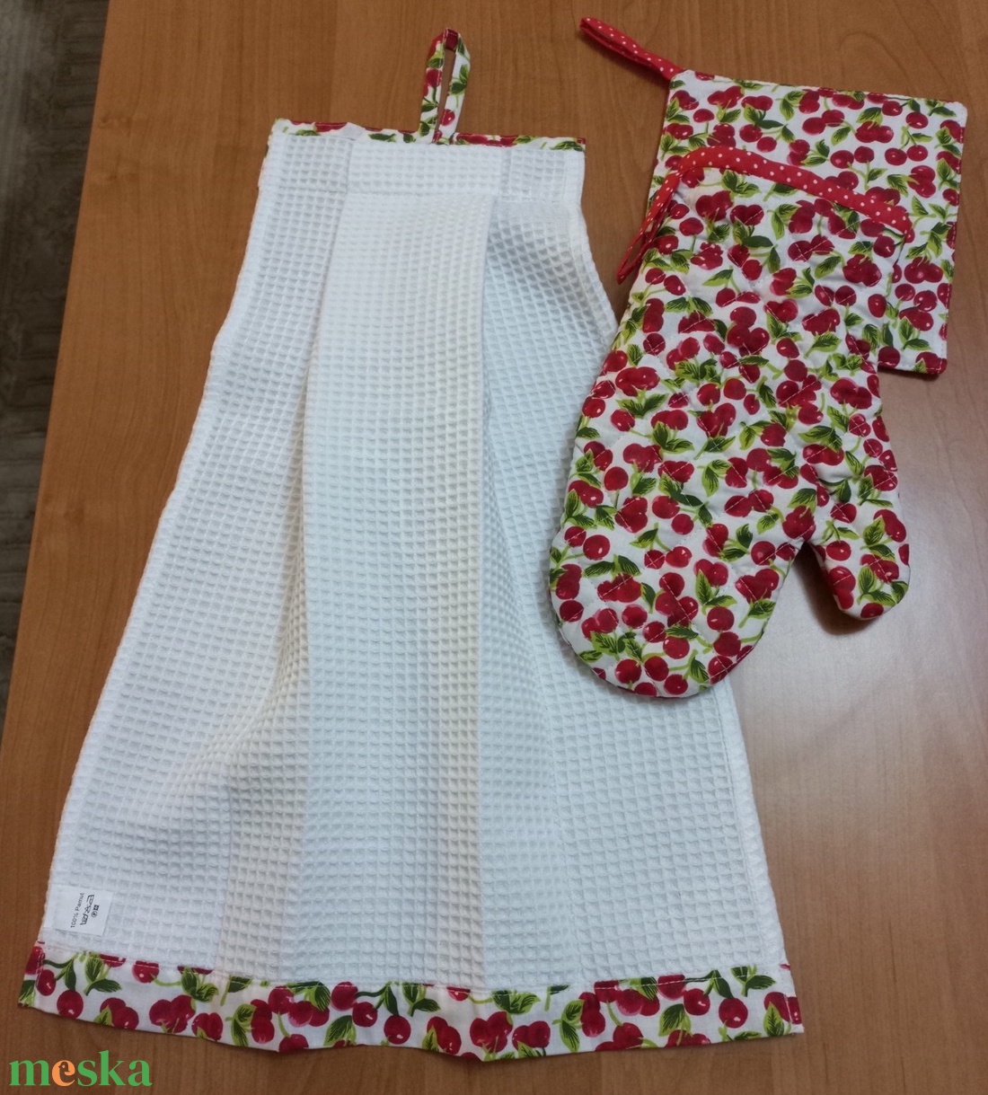 3 db-os cseresznye mintás konyhai szett - otthon & életmód - konyhafelszerelés, tálalás - konyhai textil - edényfogó & edényfedő - Meska.hu 3 db-os cseresznye mintás konyhai szett - otthon & életmód - konyhafelszerelés, tálalás - konyhai textil - edényfogó & edényfedő - Meska.hu
