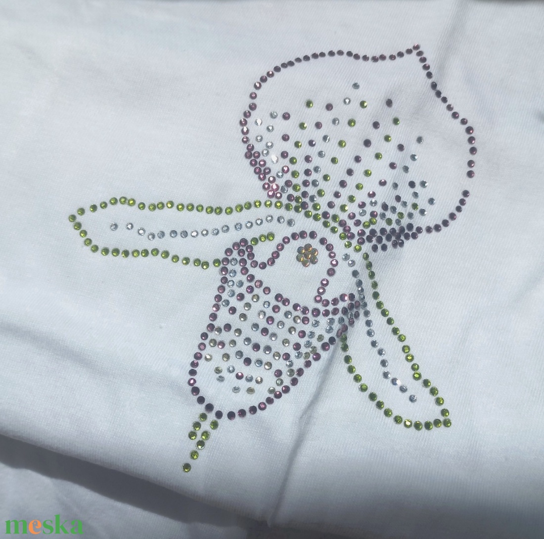 Strasszos női orchidea mintás fehér póló - ruha & divat - női ruha - póló, felső - Meska.hu Strasszos női orchidea mintás fehér póló - ruha & divat - női ruha - póló, felső - Meska.hu