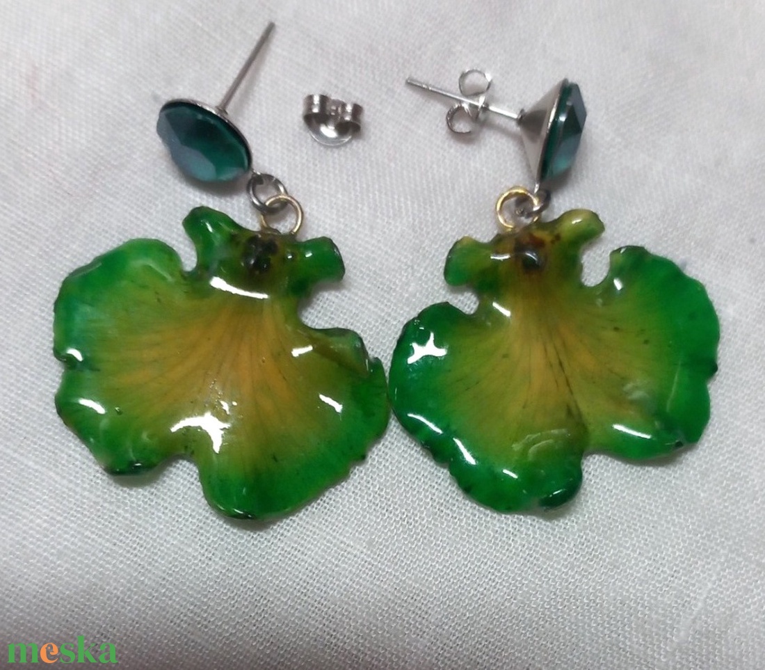 Orchidea virág fülbevaló 2 színben - ékszer - fülbevaló - lógó fülbevaló - Meska.hu