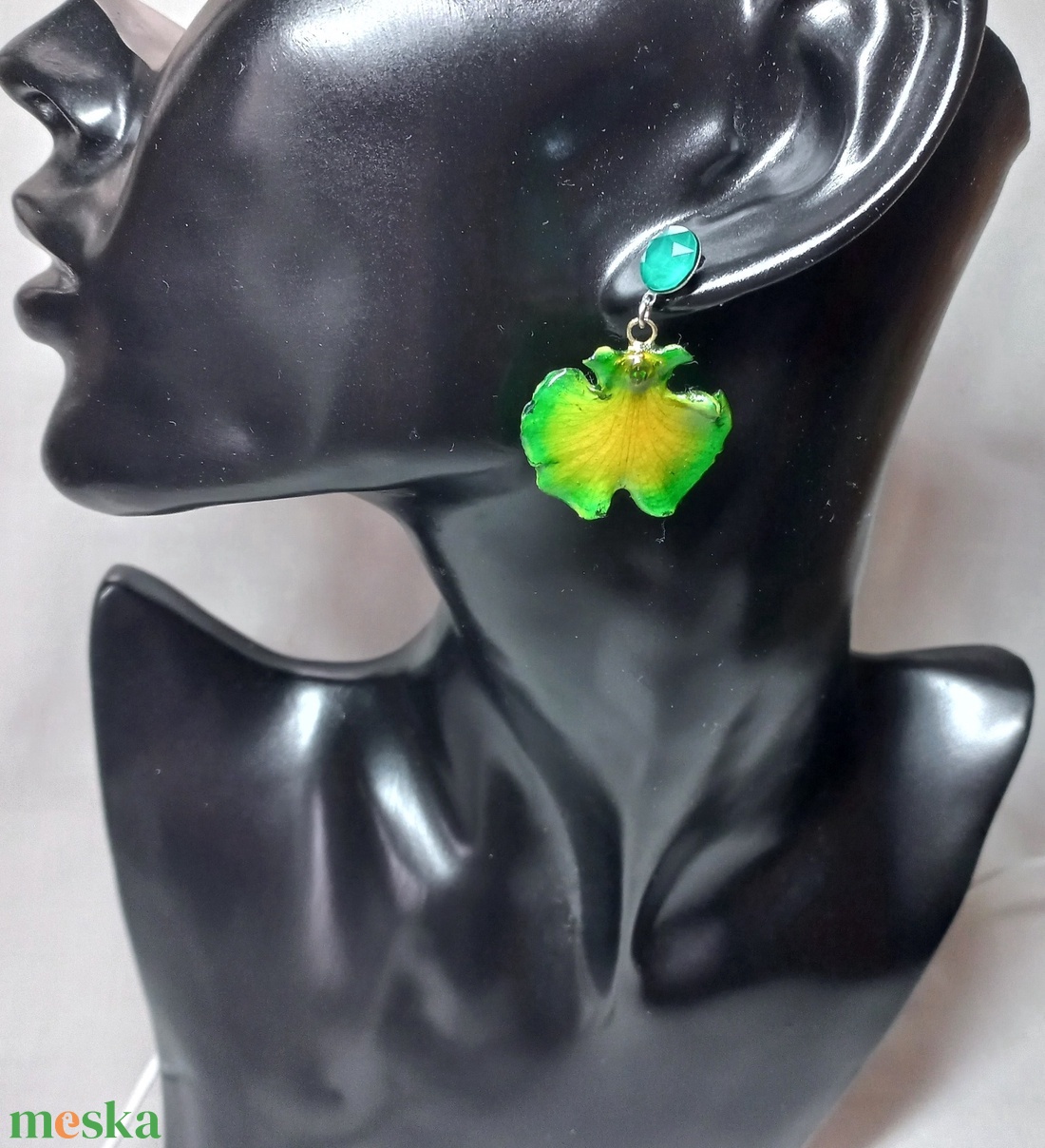 Orchidea virág fülbevaló 2 színben - ékszer - fülbevaló - lógó fülbevaló - Meska.hu