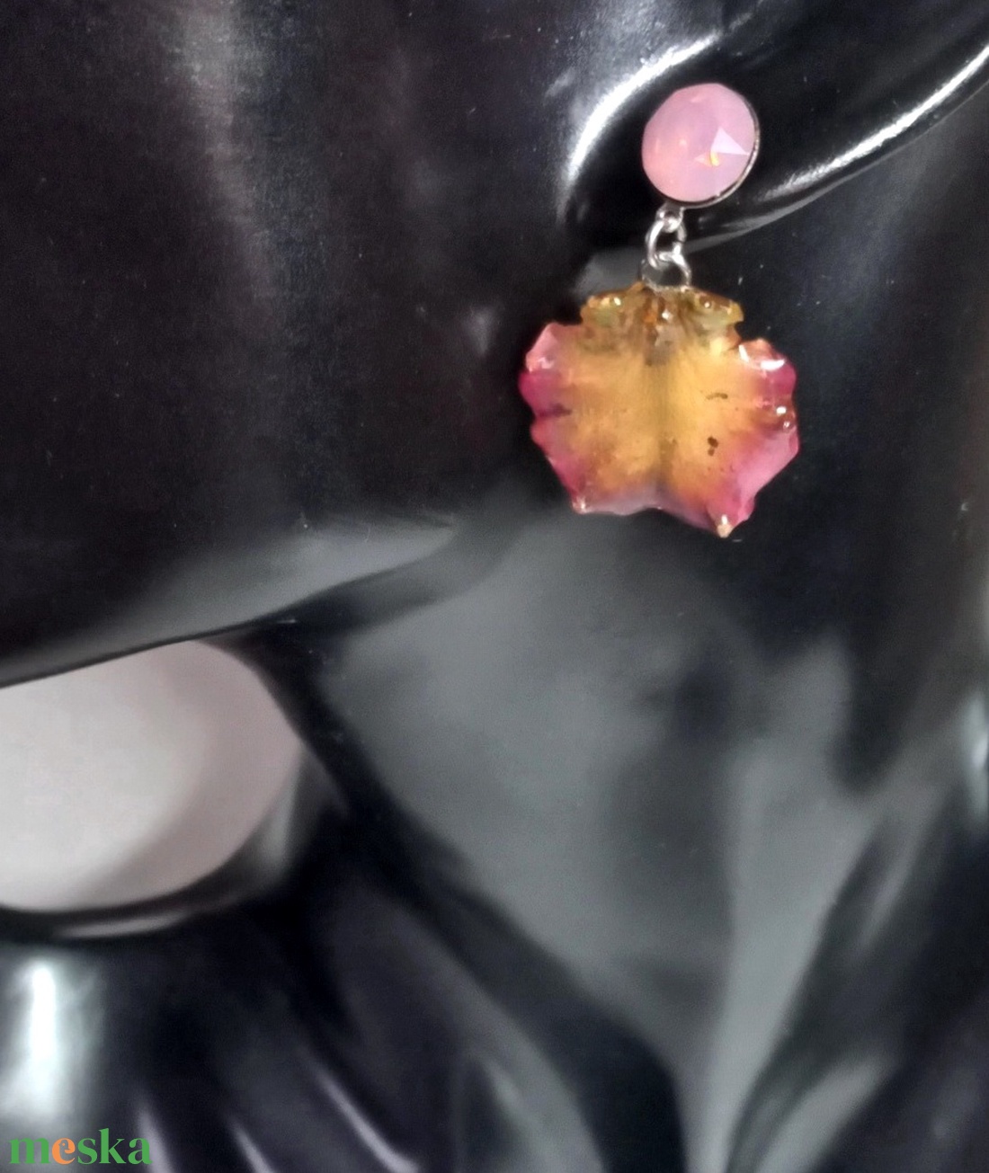 Orchidea virág fülbevaló 2 színben - ékszer - fülbevaló - lógó fülbevaló - Meska.hu
