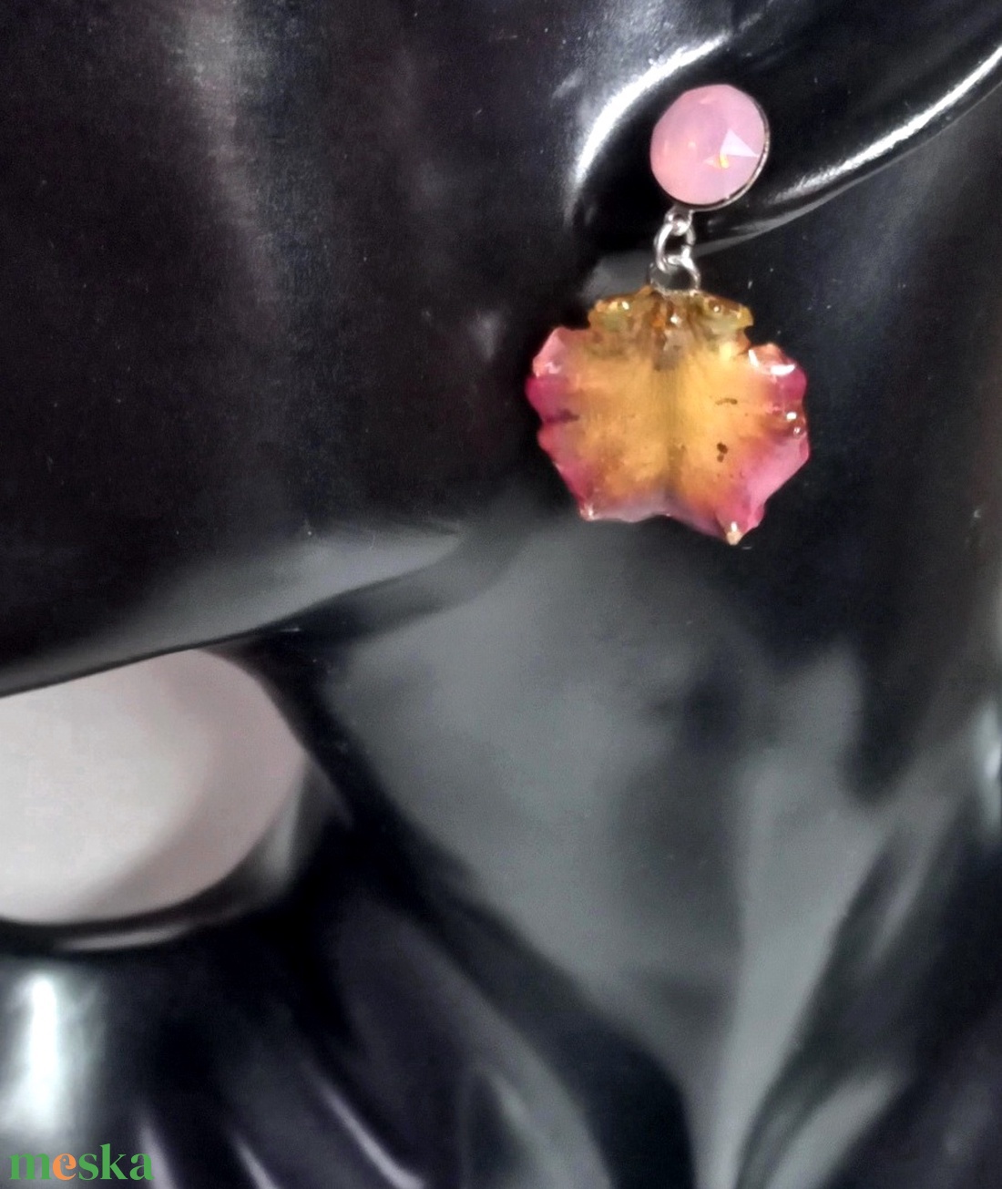 Orchidea virág fülbevaló 2 színben - ékszer - fülbevaló - lógó fülbevaló - Meska.hu