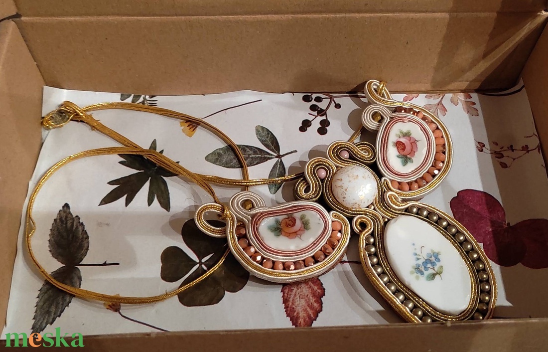 Porcelán nyaklánc sújtás zsinorral - ékszer - nyaklánc - hosszú nyaklánc - Meska.hu Porcelán nyaklánc sújtás zsinorral - ékszer - nyaklánc - hosszú nyaklánc - Meska.hu