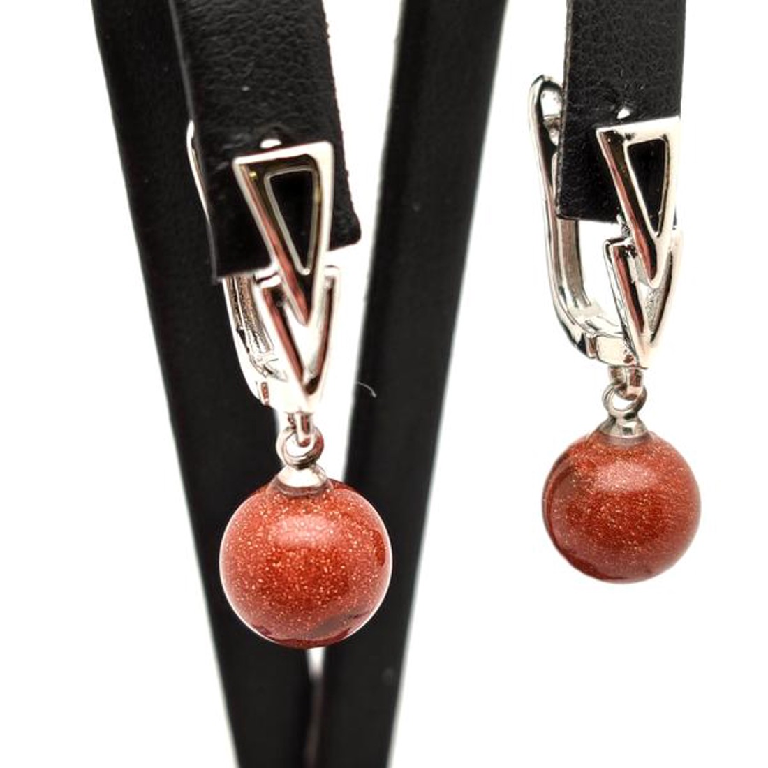 Fülbevaló golyó goldstone vörös nyíl záras 10mm - ékszer - fülbevaló - lógó fülbevaló - Meska.hu