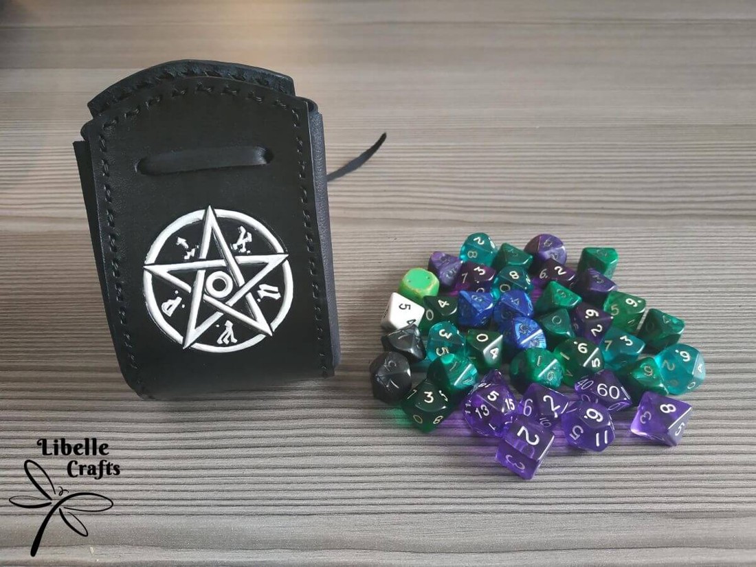 M.A.G.U.S. szimbólumos kockatartó szütyő - FEKETE - játék & sport - táblajáték és kártyajáték - társasjátékok - dobókocka - Meska.hu