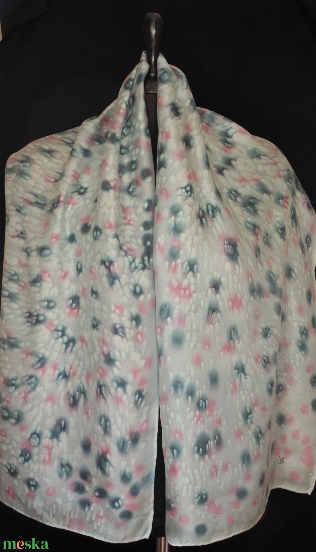 Halványszürke alapon szürke-rózsaszín foltmintás, varázsgyöngy  effekt díszítésü selyemsál 140x50 cm - ruha & divat - sál, sapka, kendő - sál - Meska.hu