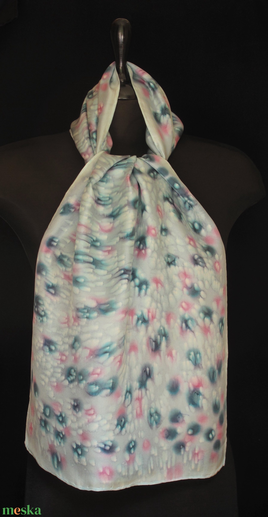 Halványszürke alapon szürke-rózsaszín foltmintás, varázsgyöngy  effekt díszítésü selyemsál 140x50 cm - ruha & divat - sál, sapka, kendő - sál - Meska.hu