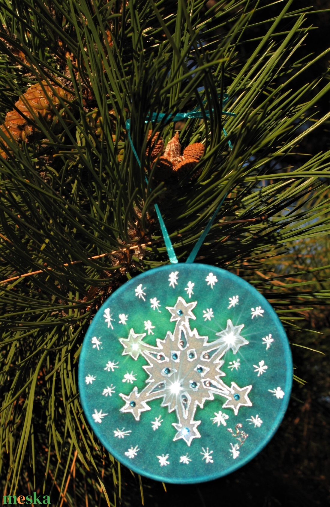 Kristályokkal díszített hópihe selyem mandala karácsonyfadísz - karácsony - karácsonyi lakásdekoráció - karácsonyfadíszek - Meska.hu Kristályokkal díszített hópihe selyem mandala karácsonyfadísz - karácsony - karácsonyi lakásdekoráció - karácsonyfadíszek - Meska.hu