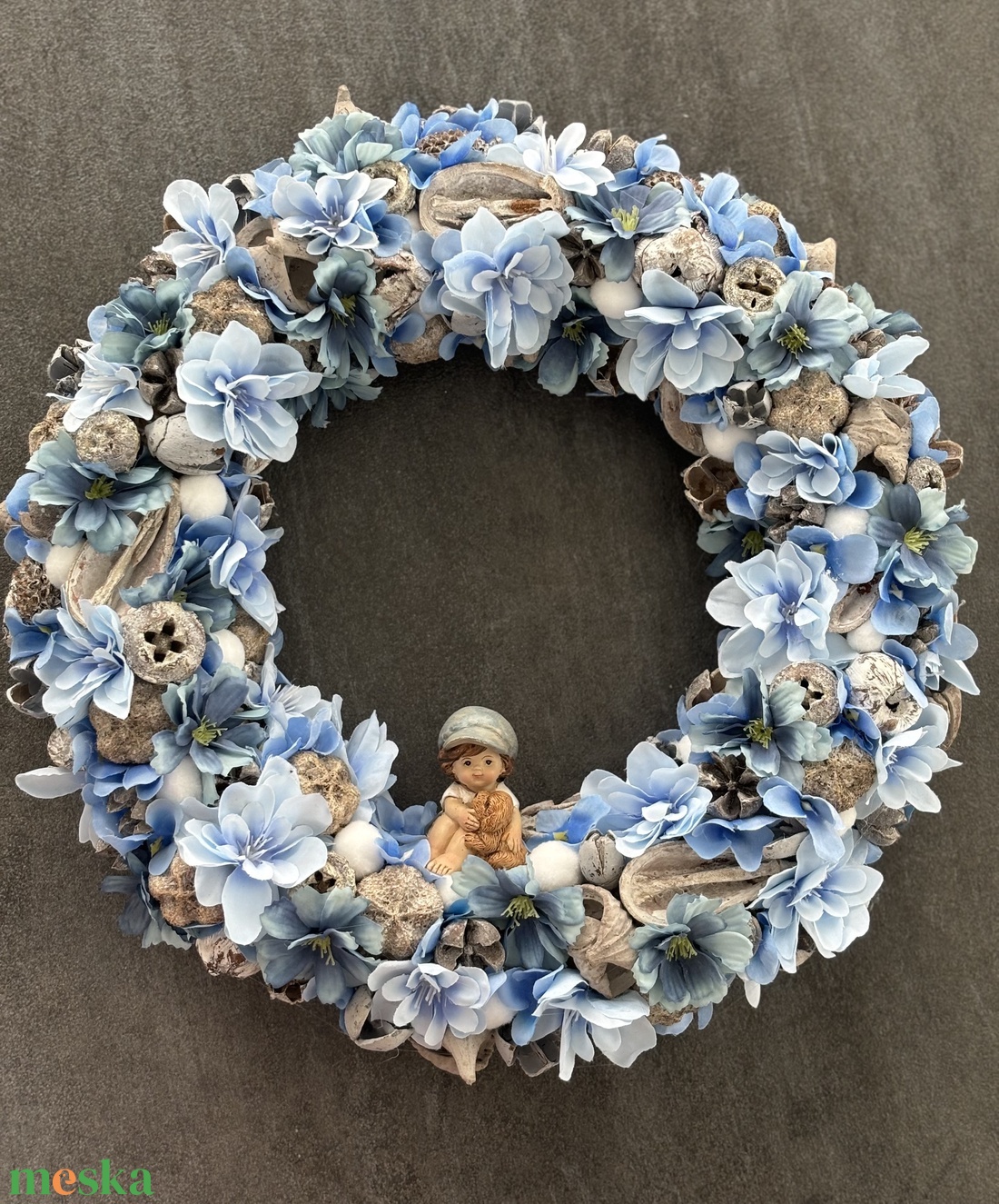 Kisfiú kutyával virágos koszorú - otthon & életmód - dekoráció - ajtó- és ablak dekoráció - ajtódísz & kopogtató - Meska.hu