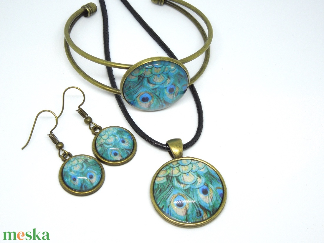 Pávatollas cabochon, üveglencsés fülbevaló és medál és karperec - ékszer - ékszerszett - Meska.hu Pávatollas cabochon, üveglencsés fülbevaló és medál és karperec - ékszer - ékszerszett - Meska.hu