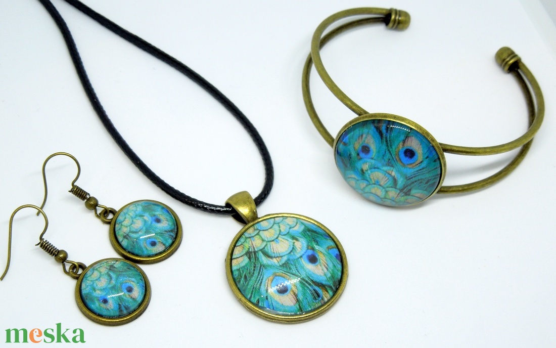 Pávatollas cabochon, üveglencsés fülbevaló és medál és karperec - ékszer - ékszerszett - Meska.hu Pávatollas cabochon, üveglencsés fülbevaló és medál és karperec - ékszer - ékszerszett - Meska.hu