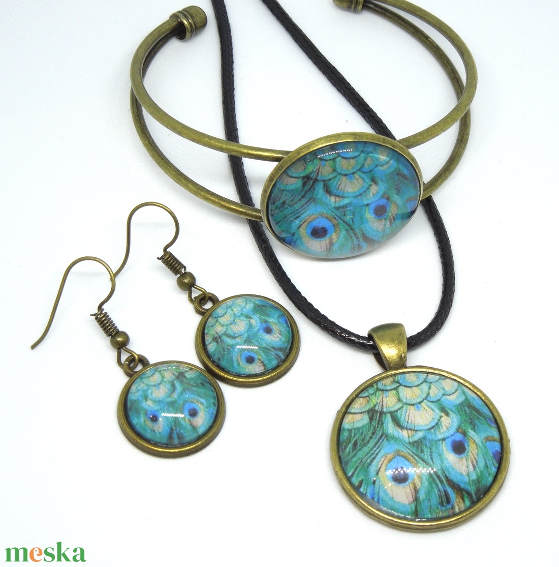 Pávatollas cabochon, üveglencsés fülbevaló és medál és karperec - ékszer - ékszerszett - Meska.hu Pávatollas cabochon, üveglencsés fülbevaló és medál és karperec - ékszer - ékszerszett - Meska.hu