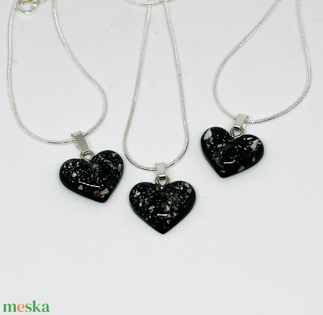 Hamvakkal készült kegyeleti medál, kegyeleti ékszer - ékszer - nyaklánc - medálos nyaklánc - Meska.hu