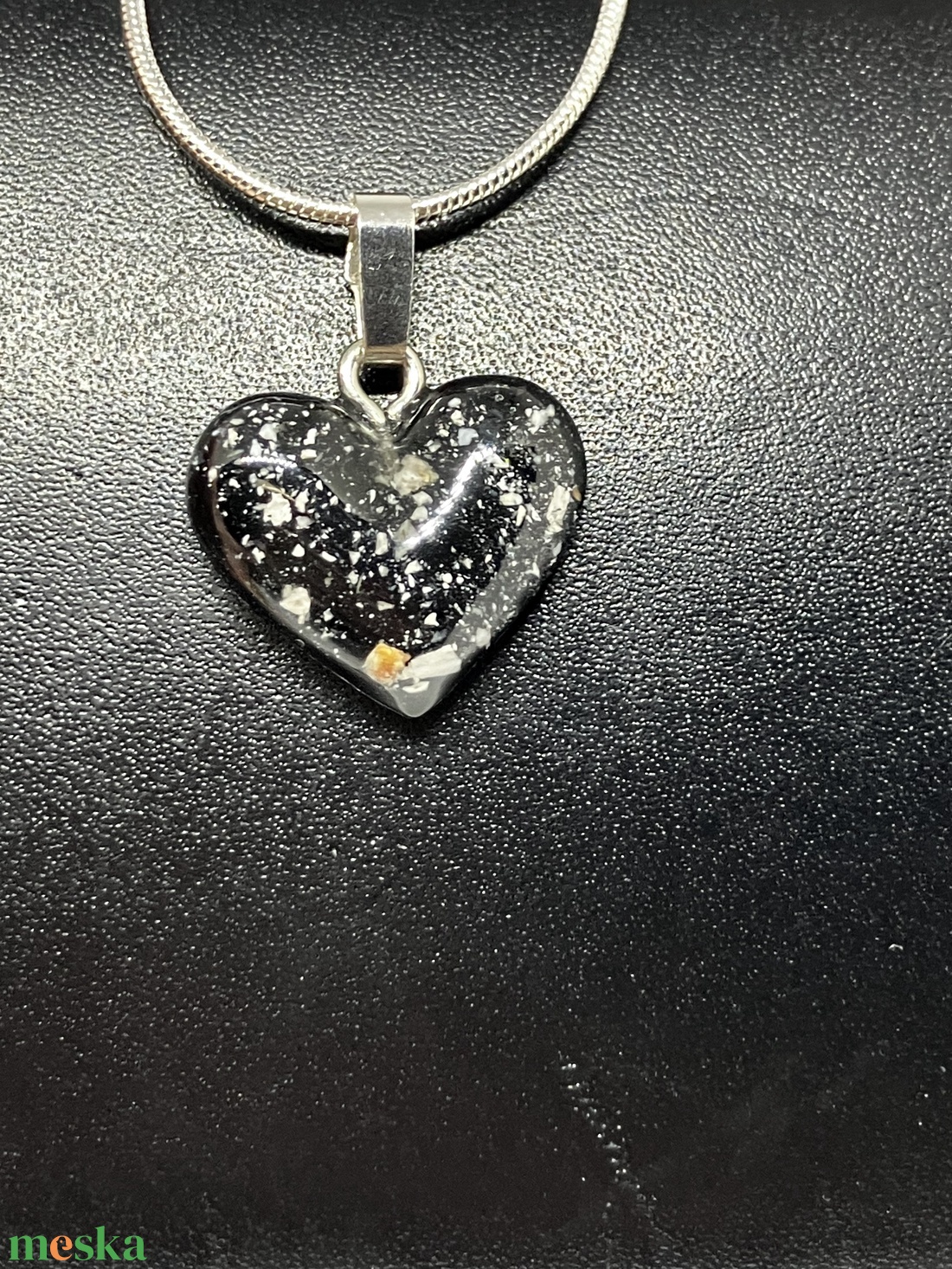 Hamvakkal készült kegyeleti medál, kegyeleti ékszer - ékszer - nyaklánc - medálos nyaklánc - Meska.hu