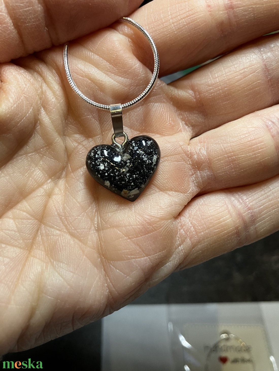 Hamvakkal készült kegyeleti medál, kegyeleti ékszer - ékszer - nyaklánc - medálos nyaklánc - Meska.hu