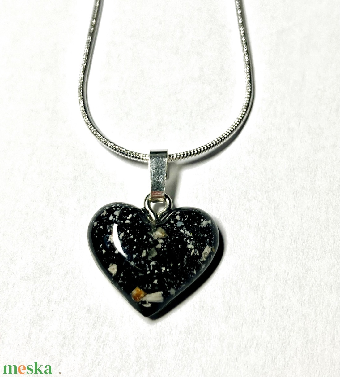 Hamvakkal készült kegyeleti medál, kegyeleti ékszer - ékszer - nyaklánc - medálos nyaklánc - Meska.hu