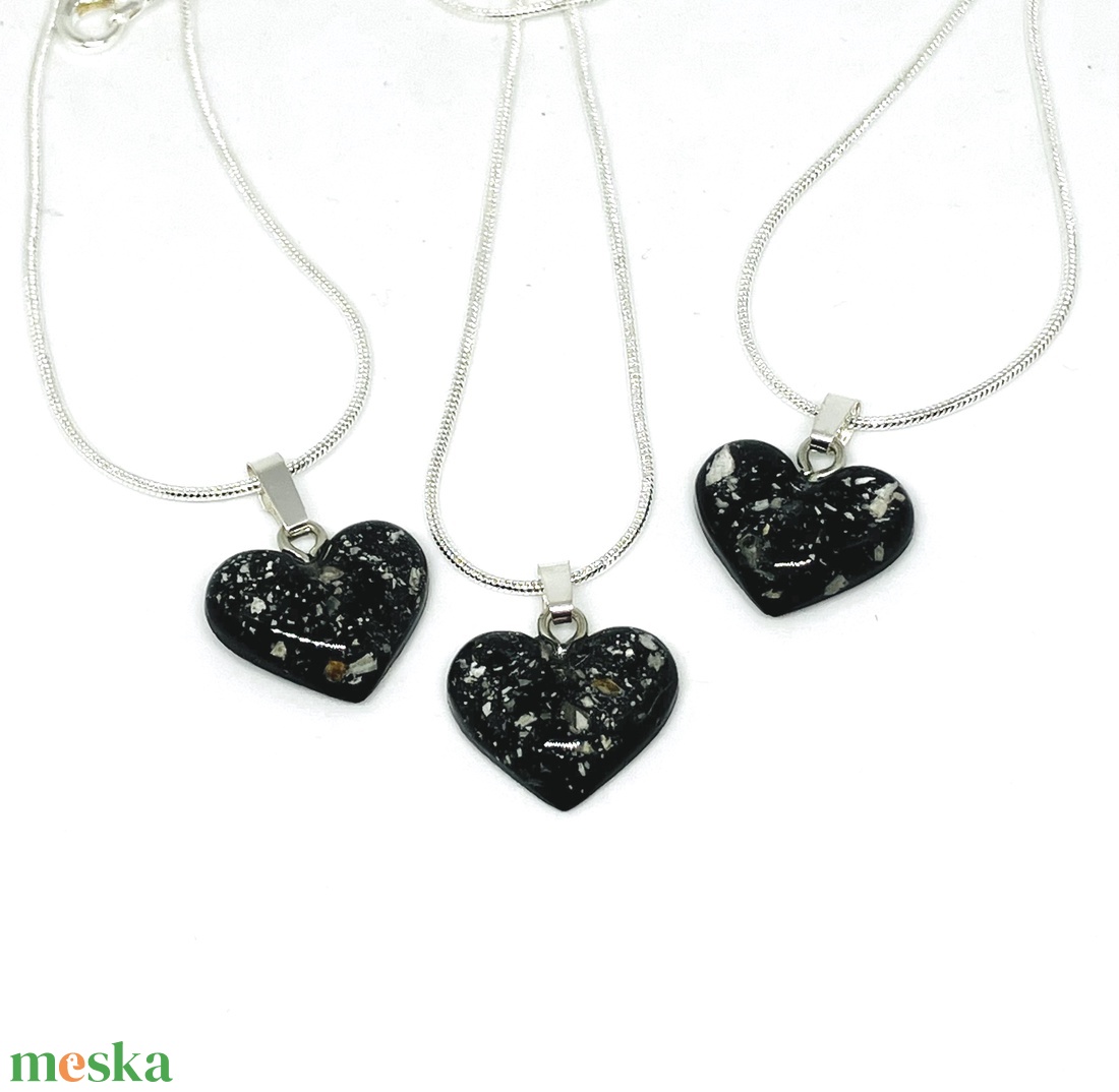 Hamvakkal készült kegyeleti medál, kegyeleti ékszer - ékszer - nyaklánc - medálos nyaklánc - Meska.hu