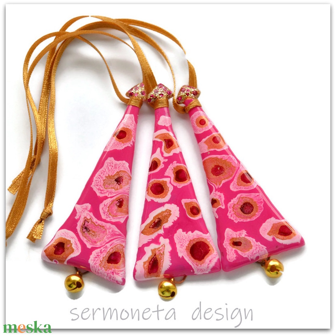 Stilizált fenyőfa, csillogó, színes üveg karácsonyfadísz, pink fenyődísz szett, arany színű pici haranggal - karácsony - karácsonyi lakásdekoráció - karácsonyfadíszek - Meska.hu Stilizált fenyőfa, csillogó, színes üveg karácsonyfadísz, pink fenyődísz szett, arany színű pici haranggal - karácsony - karácsonyi lakásdekoráció - karácsonyfadíszek - Meska.hu