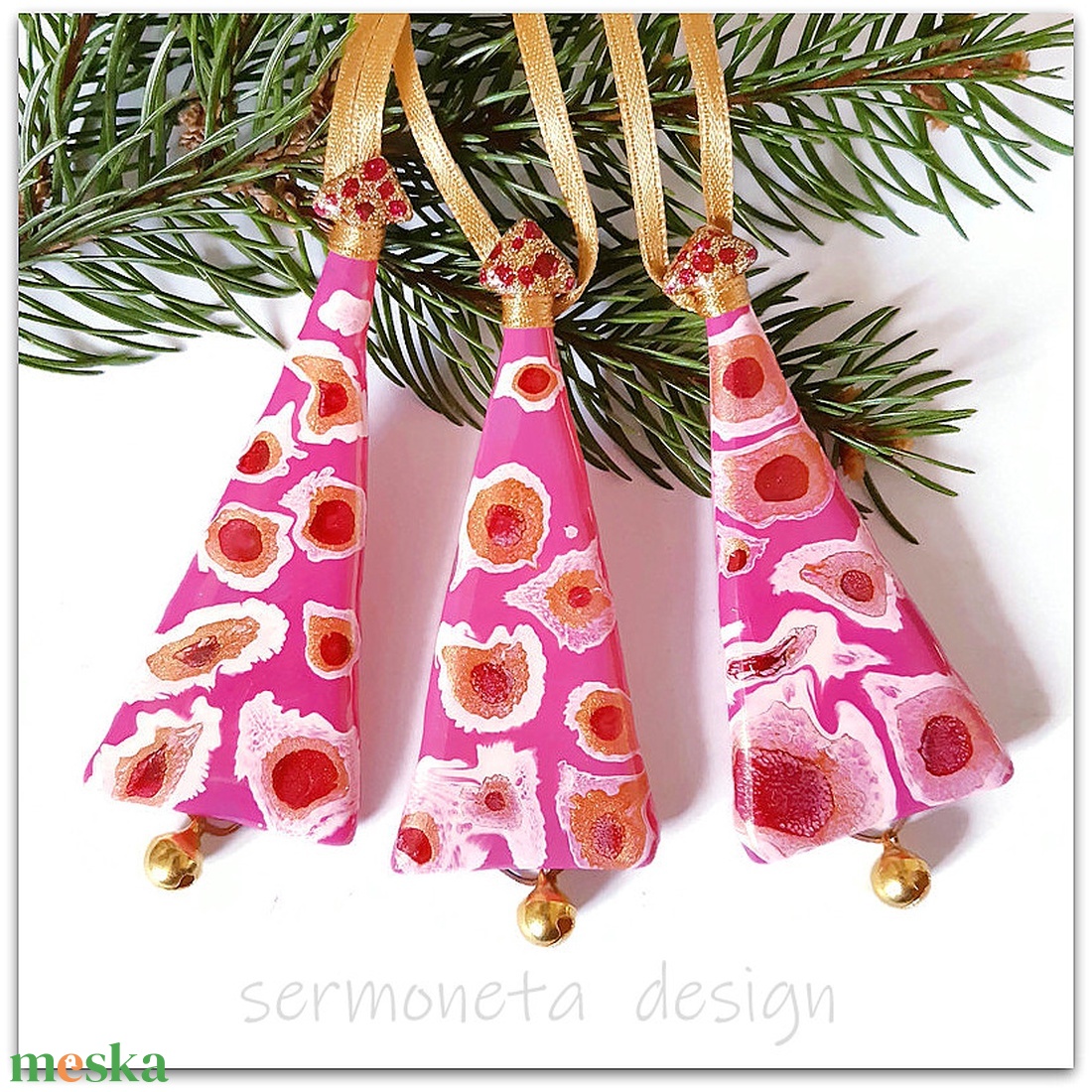Stilizált fenyőfa, csillogó, színes üveg karácsonyfadísz, pink fenyődísz szett, arany színű pici haranggal - karácsony - karácsonyi lakásdekoráció - karácsonyfadíszek - Meska.hu Stilizált fenyőfa, csillogó, színes üveg karácsonyfadísz, pink fenyődísz szett, arany színű pici haranggal - karácsony - karácsonyi lakásdekoráció - karácsonyfadíszek - Meska.hu