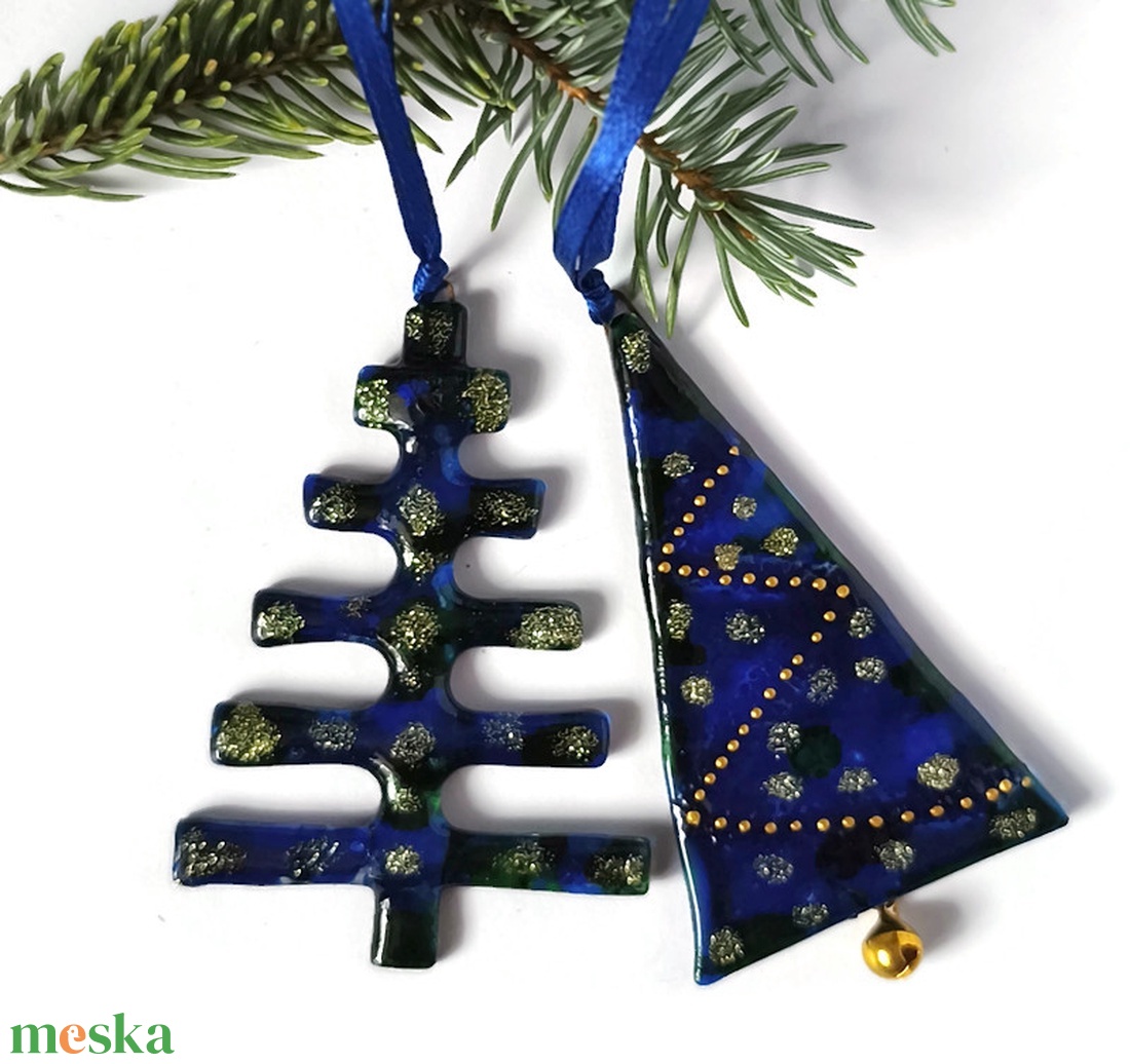 Kék fenyőfák, üveg karácsonyfadísz arany díszítéssel - karácsony - karácsonyi lakásdekoráció - karácsonyfadíszek - Meska.hu Kék fenyőfák, üveg karácsonyfadísz arany díszítéssel - karácsony - karácsonyi lakásdekoráció - karácsonyfadíszek - Meska.hu