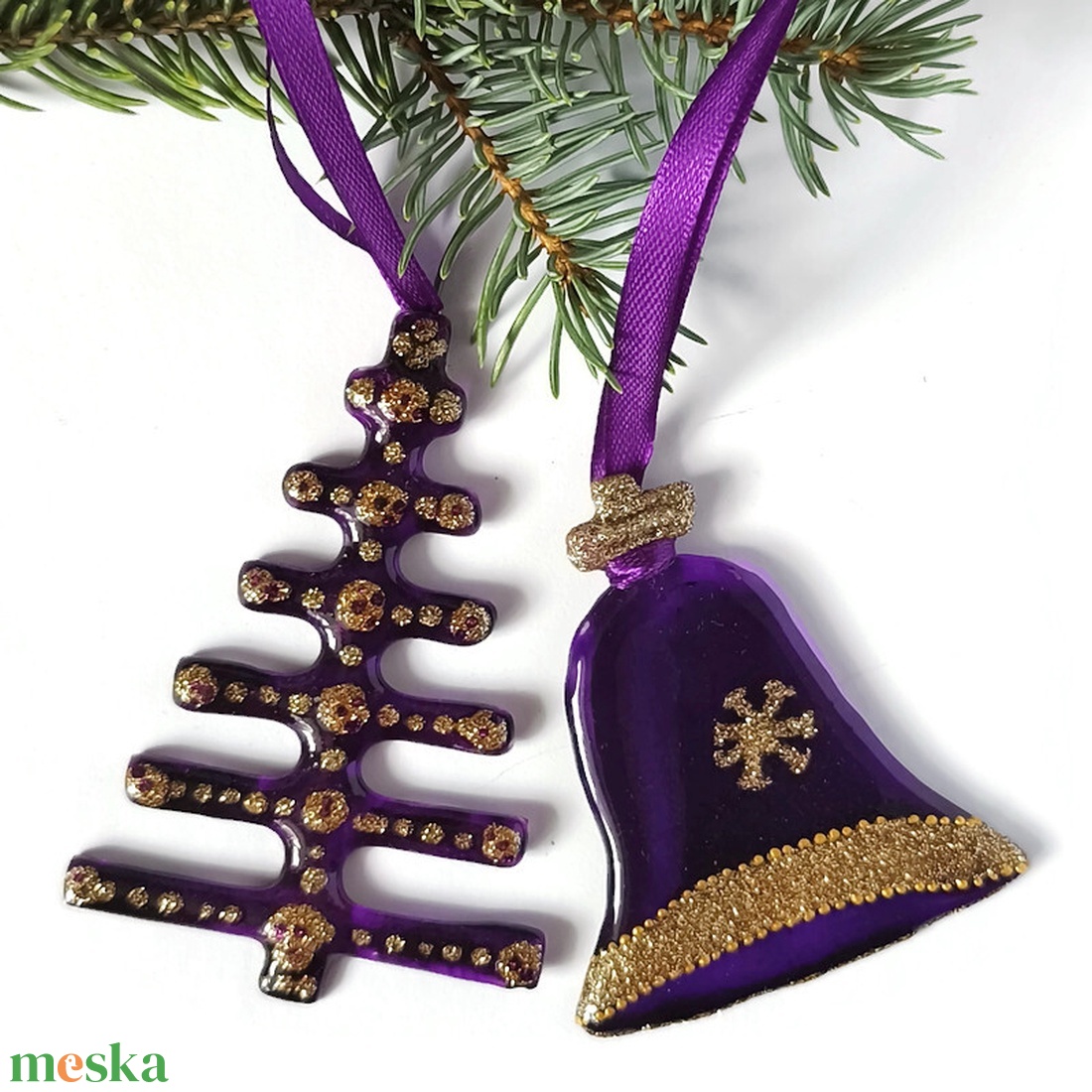 Harang és fenyőfa formájú lila üveg karácsonyfadísz arany díszítéssel - karácsony - karácsonyi lakásdekoráció - karácsonyfadíszek - Meska.hu Harang és fenyőfa formájú lila üveg karácsonyfadísz arany díszítéssel - karácsony - karácsonyi lakásdekoráció - karácsonyfadíszek - Meska.hu