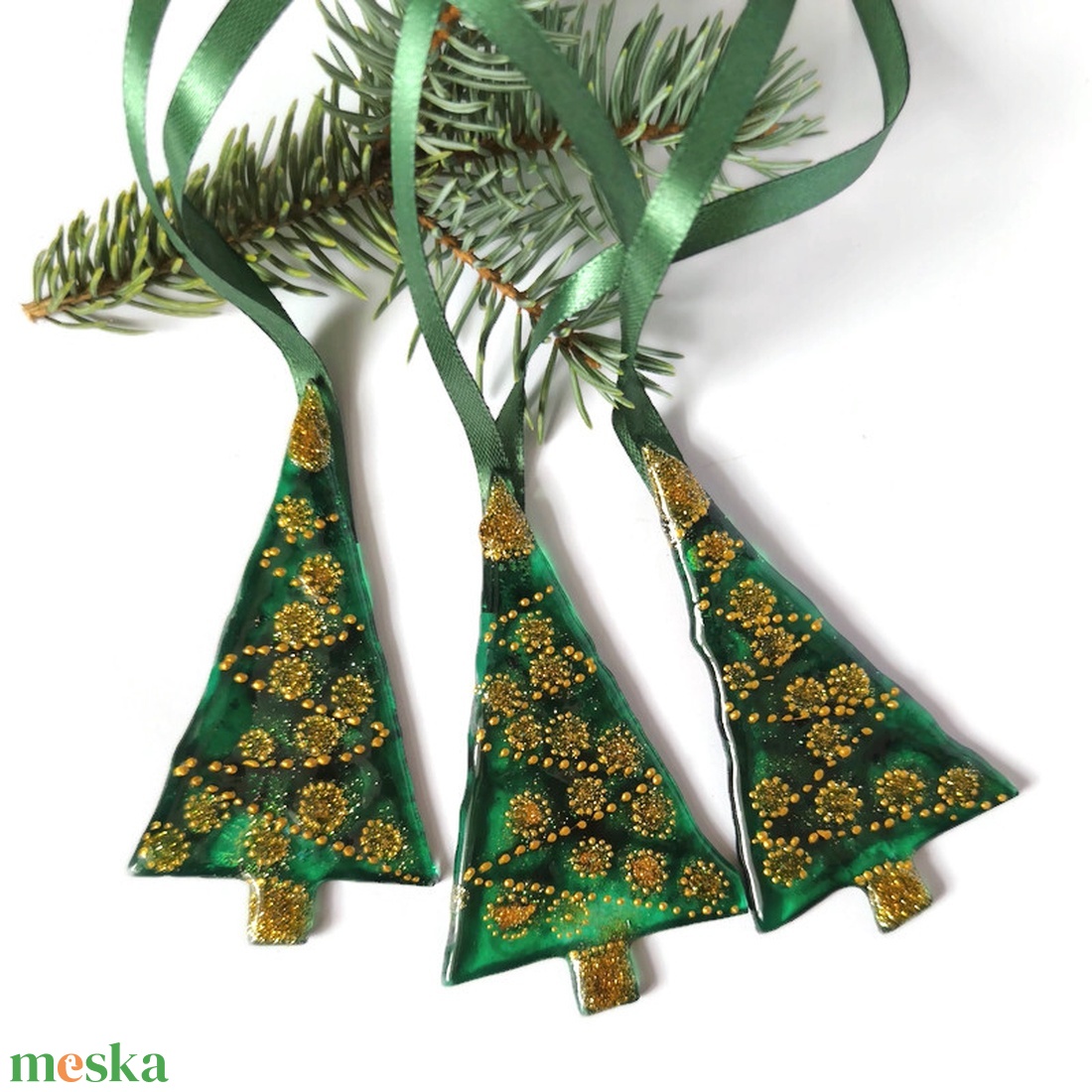 Zöld fenyőfák, arannyal díszített üveg karácsonyfadíszek - karácsony - karácsonyi lakásdekoráció - karácsonyfadíszek - Meska.hu Zöld fenyőfák, arannyal díszített üveg karácsonyfadíszek - karácsony - karácsonyi lakásdekoráció - karácsonyfadíszek - Meska.hu