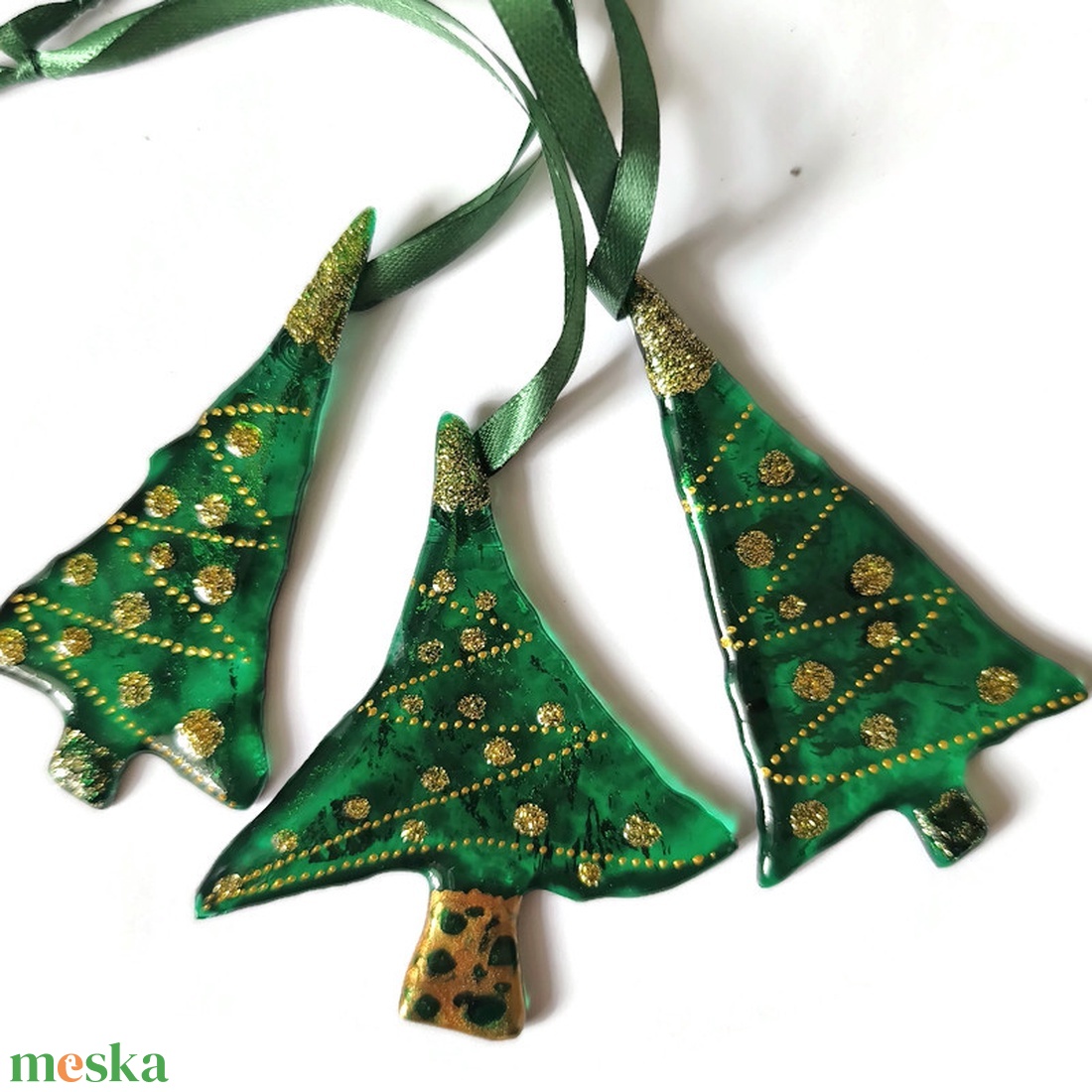 Zöld fenyőfák, arannyal díszített üveg  karácsonyfadíszek - karácsony - karácsonyi lakásdekoráció - karácsonyfadíszek - Meska.hu Zöld fenyőfák, arannyal díszített üveg  karácsonyfadíszek - karácsony - karácsonyi lakásdekoráció - karácsonyfadíszek - Meska.hu