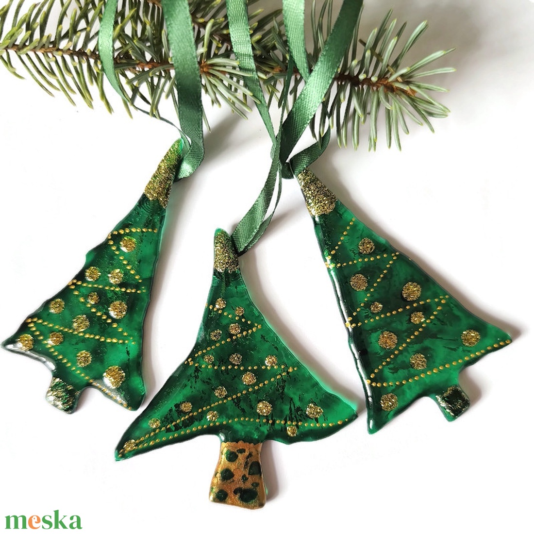 Zöld fenyőfák, arannyal díszített üveg  karácsonyfadíszek - karácsony - karácsonyi lakásdekoráció - karácsonyfadíszek - Meska.hu Zöld fenyőfák, arannyal díszített üveg  karácsonyfadíszek - karácsony - karácsonyi lakásdekoráció - karácsonyfadíszek - Meska.hu