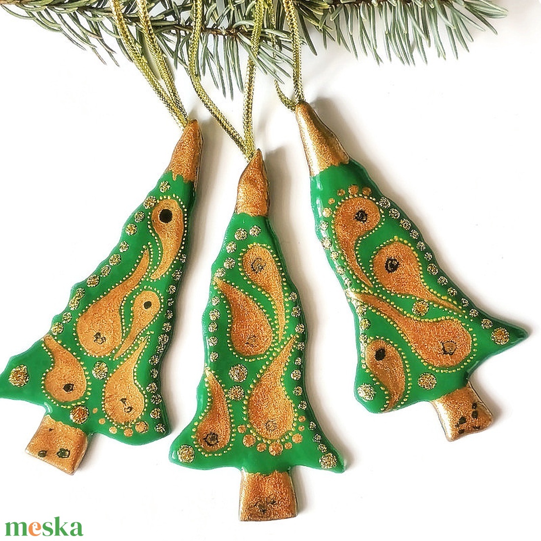 Keleties fenyőfák, arannyal díszített üveg  karácsonyfadíszek - karácsony - karácsonyi lakásdekoráció - karácsonyfadíszek - Meska.hu