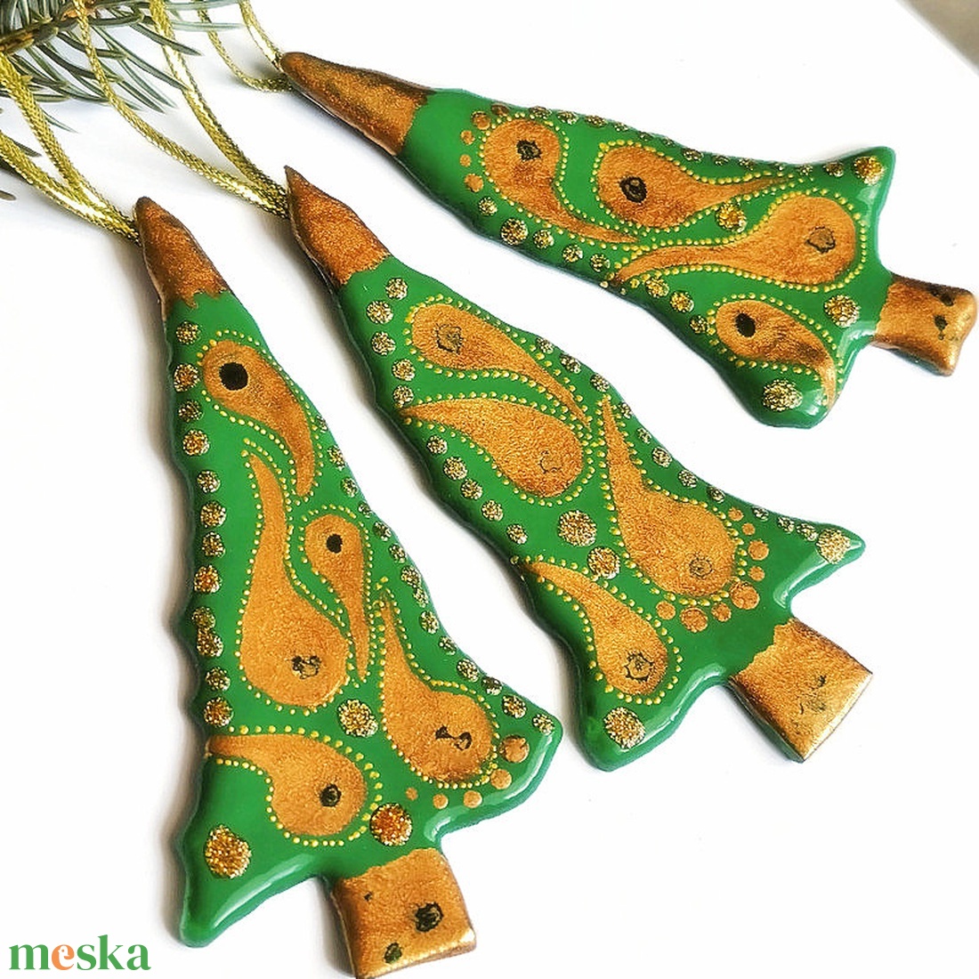 Keleties fenyőfák, arannyal díszített üveg  karácsonyfadíszek - karácsony - karácsonyi lakásdekoráció - karácsonyfadíszek - Meska.hu