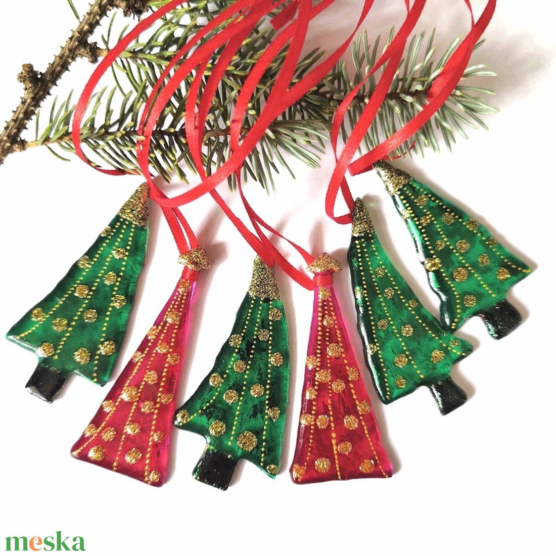Zöld és pink fenyőfák, arannyal díszített üveg  karácsonyfadíszek - karácsony - karácsonyi lakásdekoráció - karácsonyfadíszek - Meska.hu