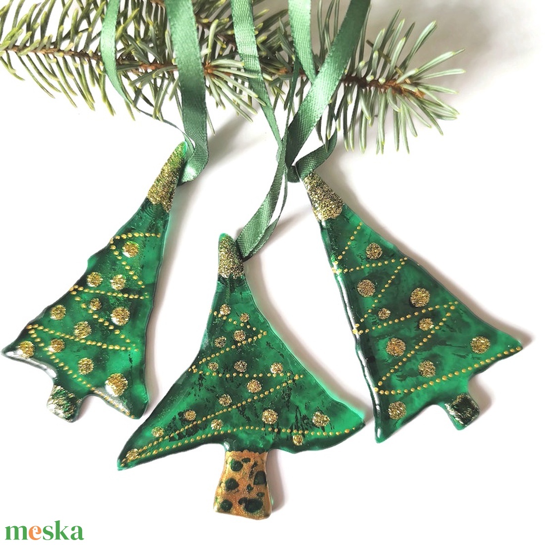 Zöld fenyőfák, arannyal díszített üveg  karácsonyfadíszek - karácsony - karácsonyi lakásdekoráció - karácsonyfadíszek - Meska.hu
