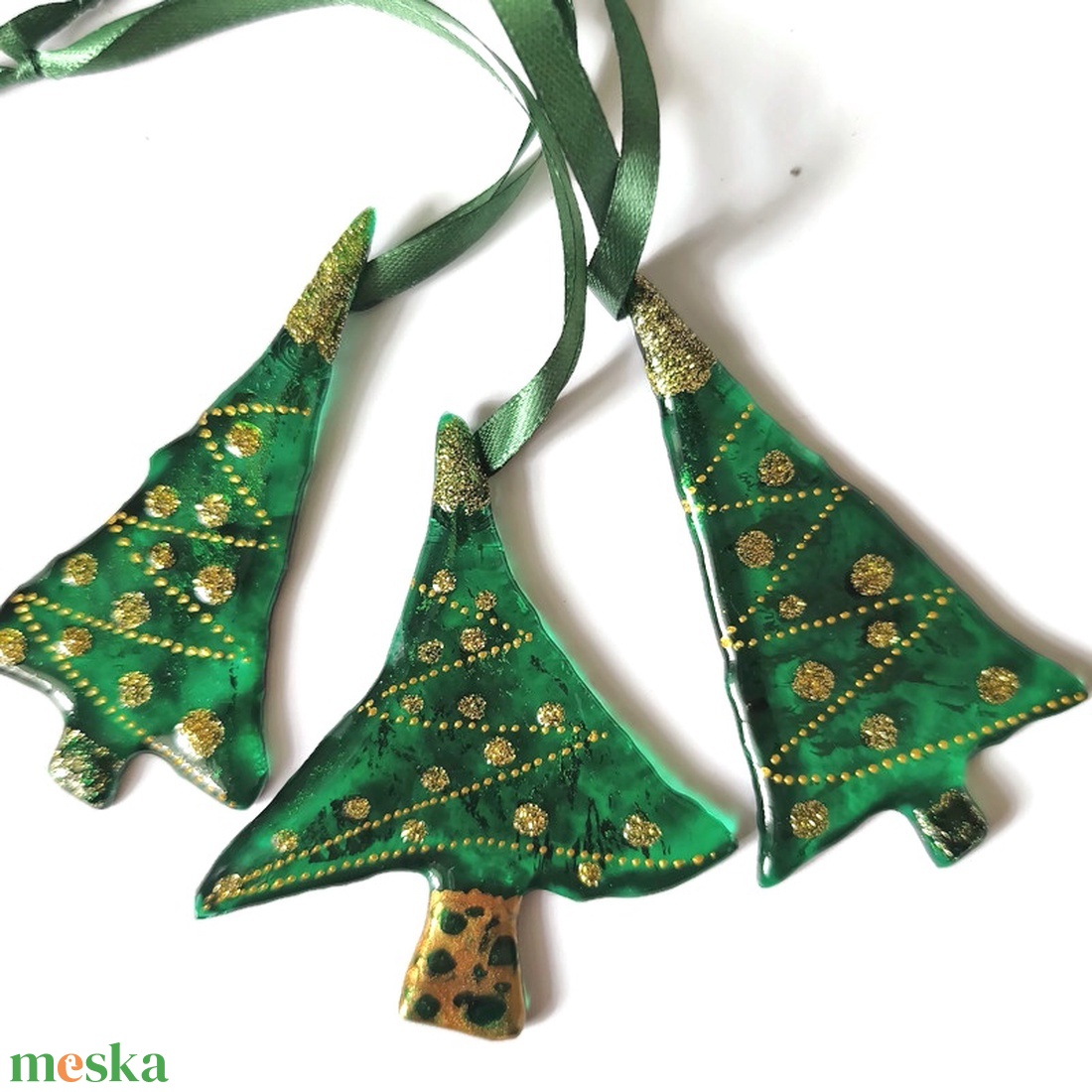 Zöld fenyőfák, arannyal díszített üveg  karácsonyfadíszek - karácsony - karácsonyi lakásdekoráció - karácsonyfadíszek - Meska.hu