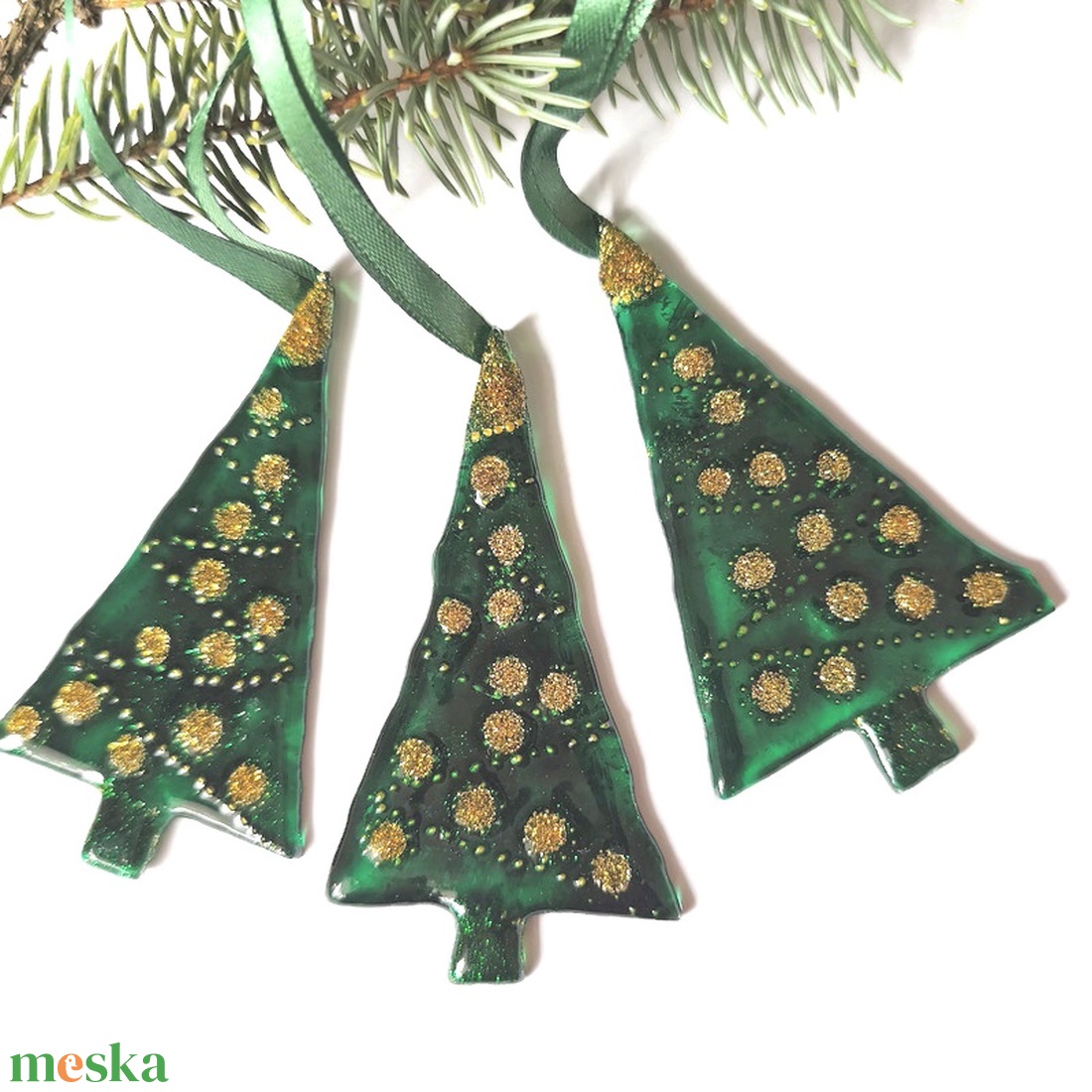 Zöld fenyőfák, arannyal díszített üveg  karácsonyfadíszek - karácsony - karácsonyi lakásdekoráció - karácsonyfadíszek - Meska.hu