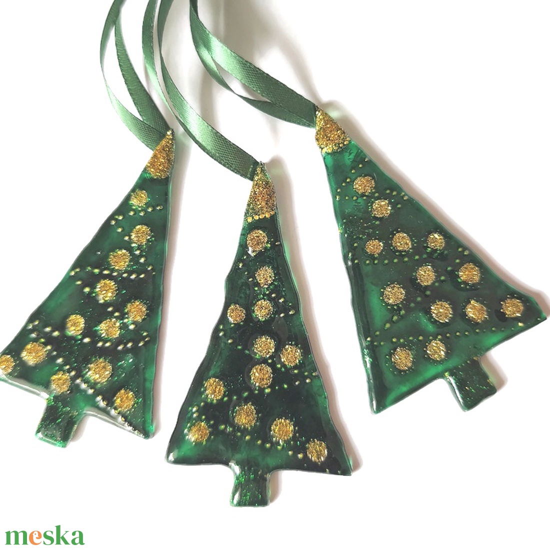 Zöld fenyőfák, arannyal díszített üveg  karácsonyfadíszek - karácsony - karácsonyi lakásdekoráció - karácsonyfadíszek - Meska.hu