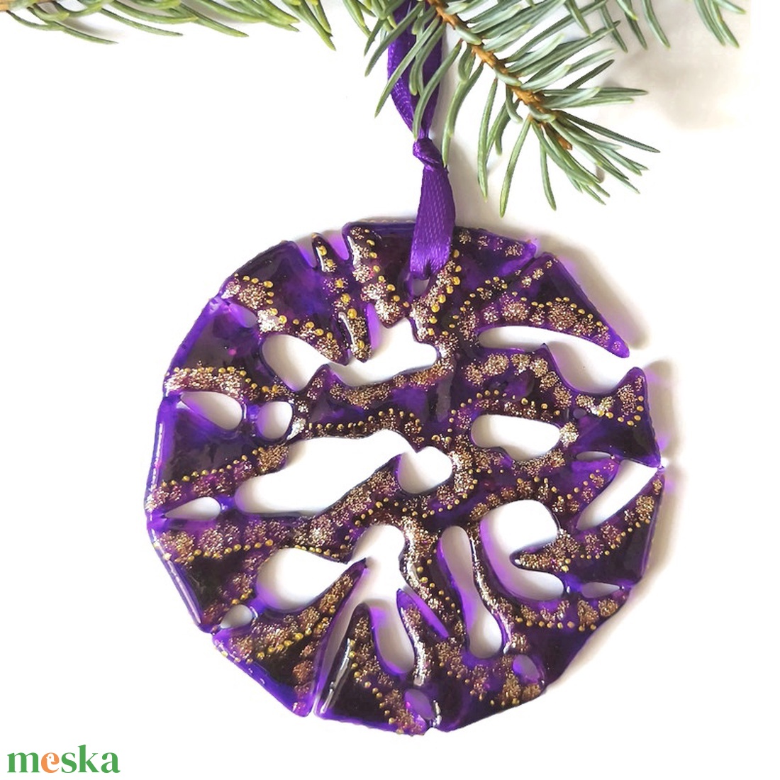 Lila áttört üveg karácsonyfadísz arany díszítéssel - karácsony - karácsonyi lakásdekoráció - karácsonyfadíszek - Meska.hu
