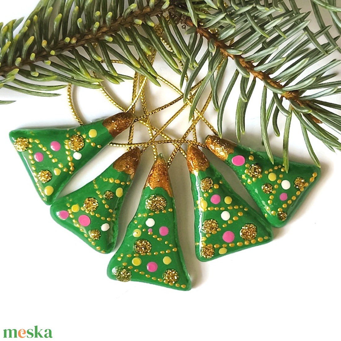 Pici színes  fenyőfák, üveg ajándékkísérő - karácsony - karácsonyi lakásdekoráció - karácsonyfadíszek - Meska.hu