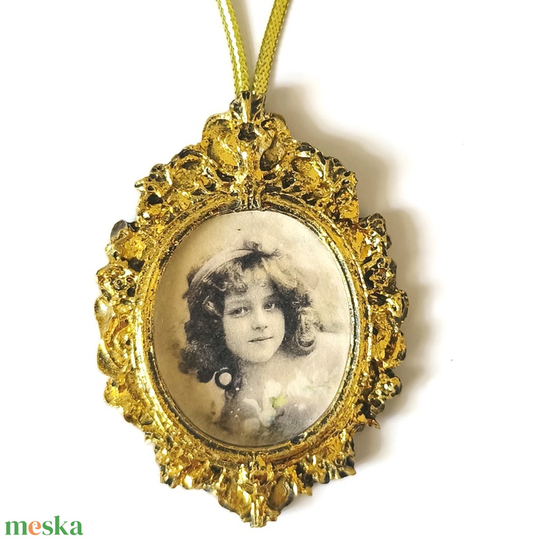 Barokk stílusú karácsonyfadísz lány portréval, öntött kerámia - karácsony - karácsonyi lakásdekoráció - karácsonyfadíszek - Meska.hu