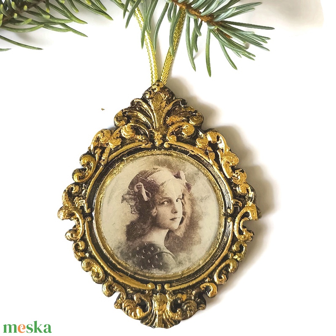 Barokk stílusú karácsonyfadísz leány portréval, öntött kerámia - karácsony - karácsonyi lakásdekoráció - karácsonyfadíszek - Meska.hu