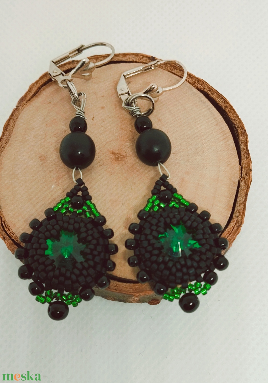 Smaragdzöld-fekete csillag fülbevaló - ékszer - fülbevaló - lógó fülbevaló - Meska.hu