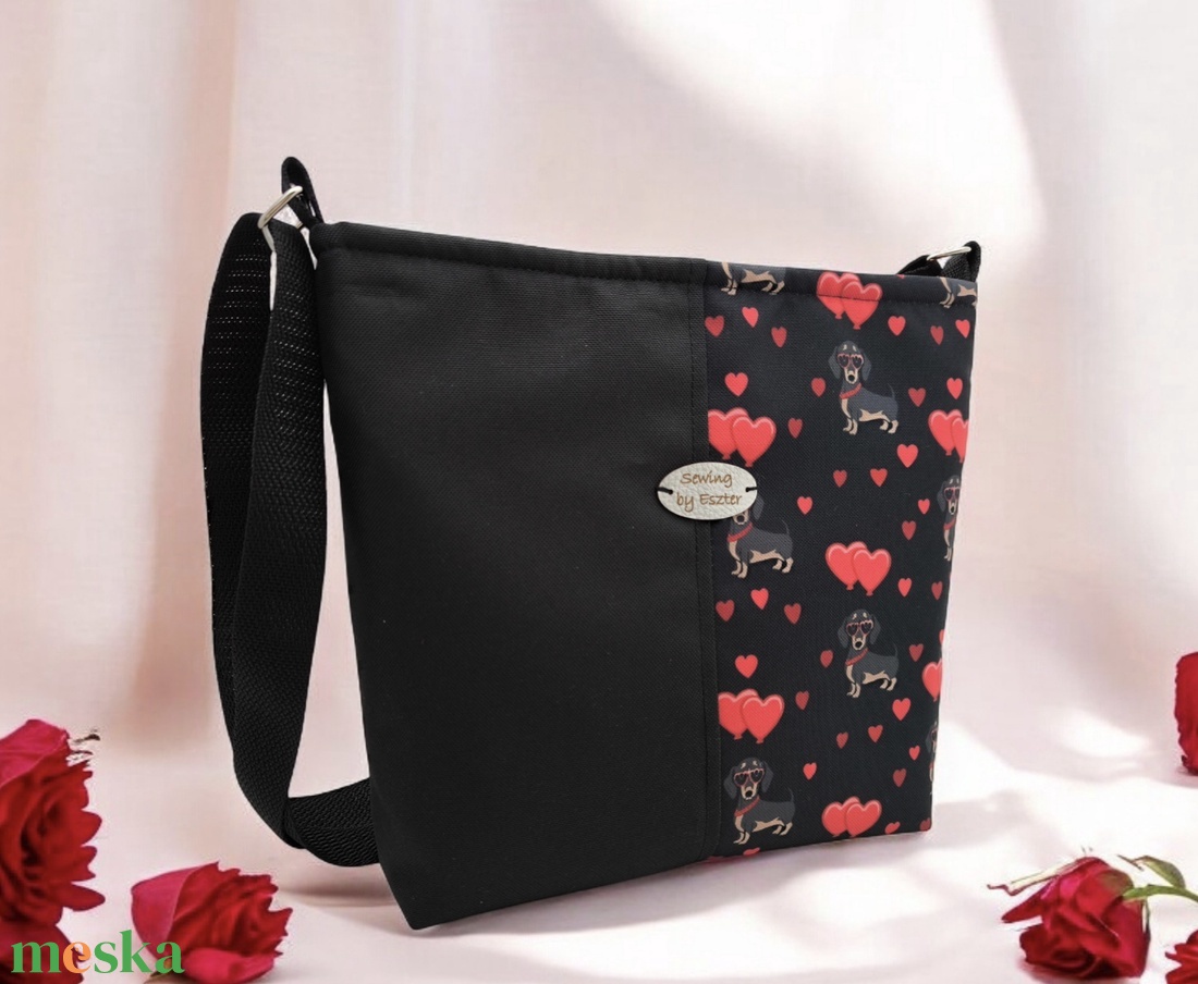 Szerelmes tacskó mintás crossbody  -  Fekete és szívecskés akciós termékkép 1
